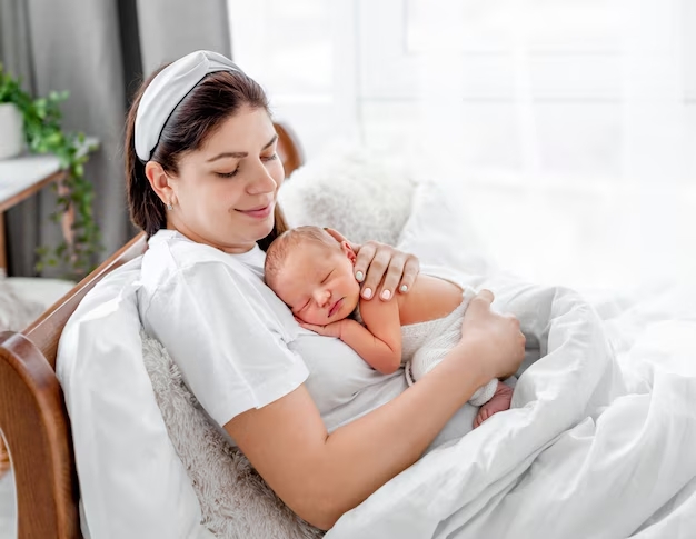 mother-with-newborn-baby_156881-5571.jpg